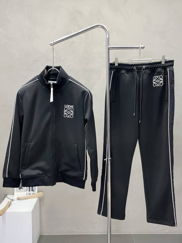 套。Loewe罗意威独家专供新款休闲套装 高端版本！专柜定制面料 透气舒适度高，细节无可挑剔，品牌元素设计理念，体现高品质。手感细腻柔软！呈现休闲裁剪，上身版型