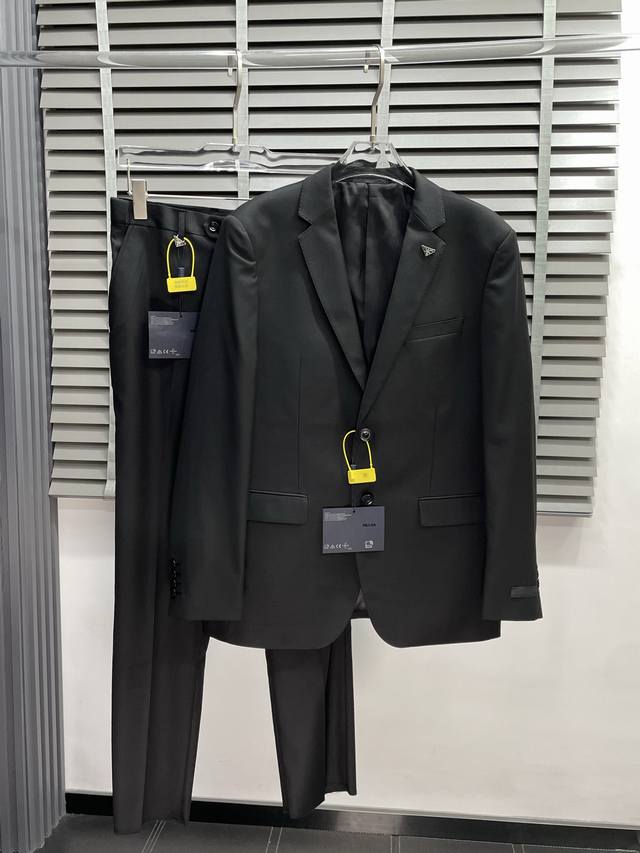 套。单西 、西裤 。prada普拉达新款西服套装，外贸公司订单 简约休闲西装外套，外套内里自带垫肩 独家专供进口原版聚酯纤维面料，透气柔软保暖性很强，笔挺垂感十