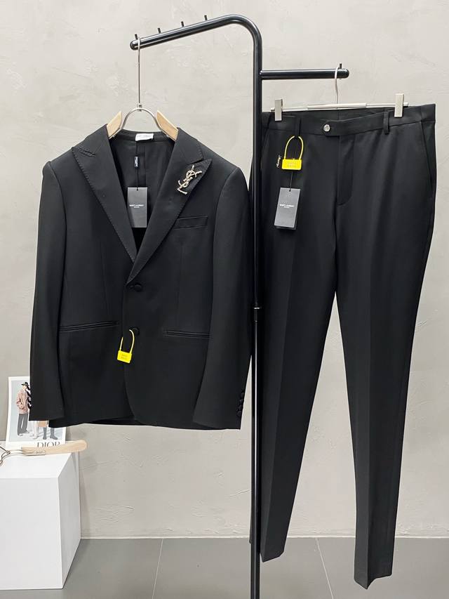 套。Saint Laurent圣罗兰Ysl春秋新款西服套装，外贸公司订单 简约休闲西装外套，独家专供进口原版聚酯纤维面料，透气柔软保暖性很强，笔挺垂感十足，整件