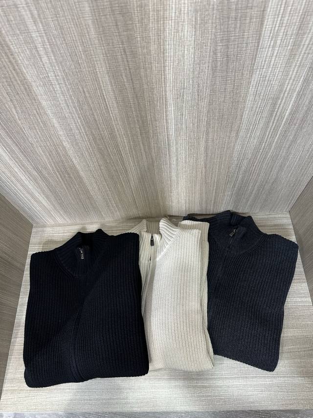 型号95006 杰尼亚 2025秋冬最新坑条纹理男士全拉链开衫毛衣外套，传统直筒版型，全拉链开身，清爽干练的小立领设计，搭配紧密的坑条纹理打造出厚实的织面，弹性