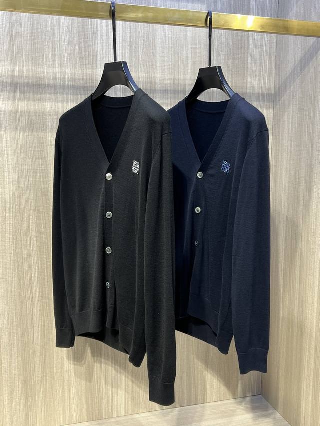 型号D-8 #，罗意威 2025秋冬最新经典徽标刺绣男士V领针织开衫，男神标配的V领+经典5粒纽扣，搭配胸前标志性撞色刺绣徽标，高端奢华而又充满灵性，大牌气质展