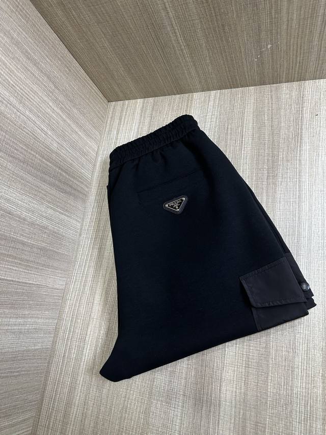 p家经典男士运动卫裤，适合秋冬穿，腰部可调节松紧抽绳隐藏在裤子内．使整体效果更加美观大方，裤脚螺纹收口，Brb经典运动裤裤型，2侧口袋设计 经典金属Logo高档