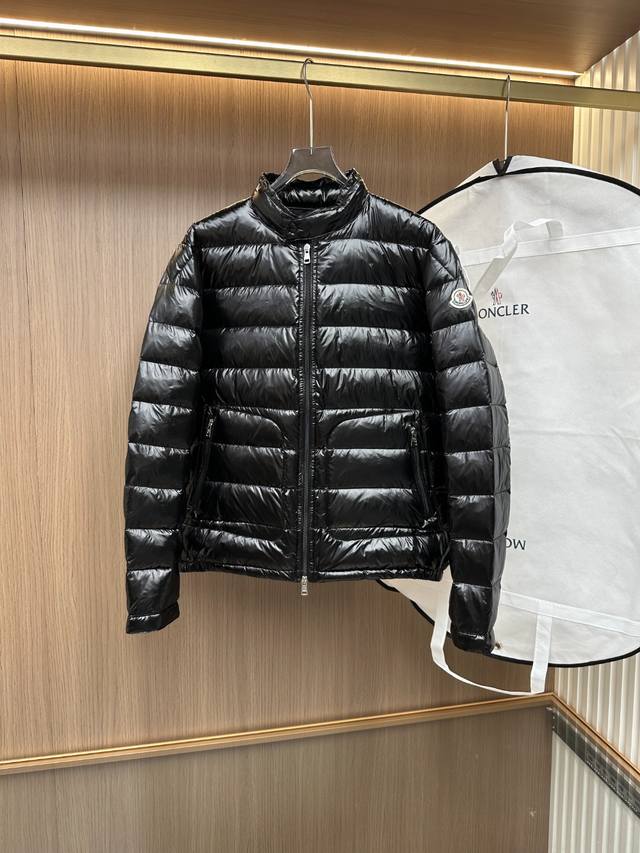 新品 罗马尼亚代工厂p渠道货.纯正血统品鉴级产物.官网同步发售工艺细节精致考究，辅料全系专属定制，斜插式口袋拉链设计，非常人性化，门径双拉链开合配置！时尚立领设