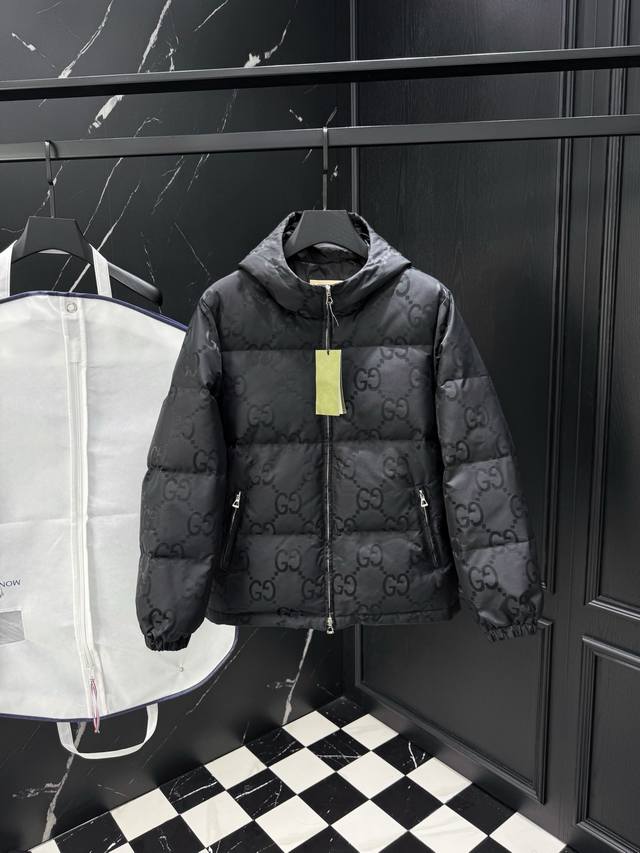 Gucc 2025秋冬新款原版1:1订制五金配件全进口原版定制 欢迎专柜对比 绝对的高品质 采用顶级95白鸭绒 超柔软 充羽量蓬松饱满 超级重工 面料做工杠杠的