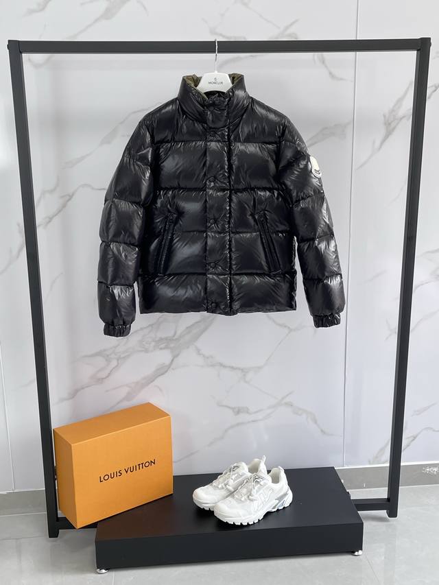 Moncler盟可睐 新品 Tripiti男士短款羽绒夹克外套，Tripiti羽绒夹克采用功能性亮面尼龙面料制成，Bll舒适保暖而不显厚重。雪尼尔标识贴片彰显品
