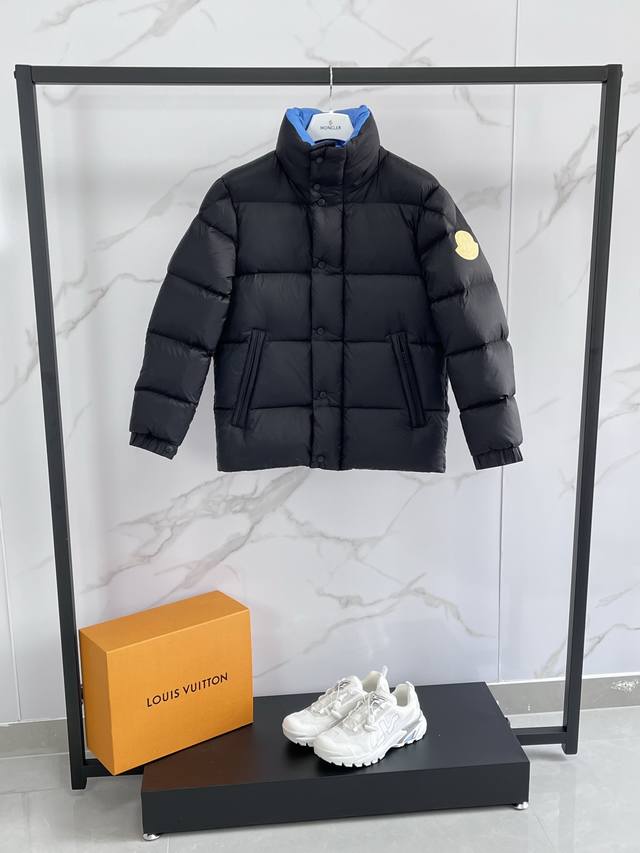 羽绒上新Moncler Dervox短款男士羽绒服夹克外套Dervox男士短款羽绒夹克采用波普色调，彰显系列的朝气活力. 填充极致饱满.700+蓬松度.吊牌条码