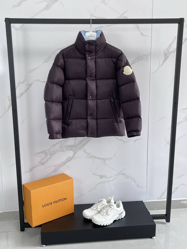 羽绒上新Moncler Dervox短款男士羽绒服夹克外套Dervox男士短款羽绒夹克采用波普色调，彰显系列的朝气活力. 填充极致饱满.700+蓬松度.吊牌条码