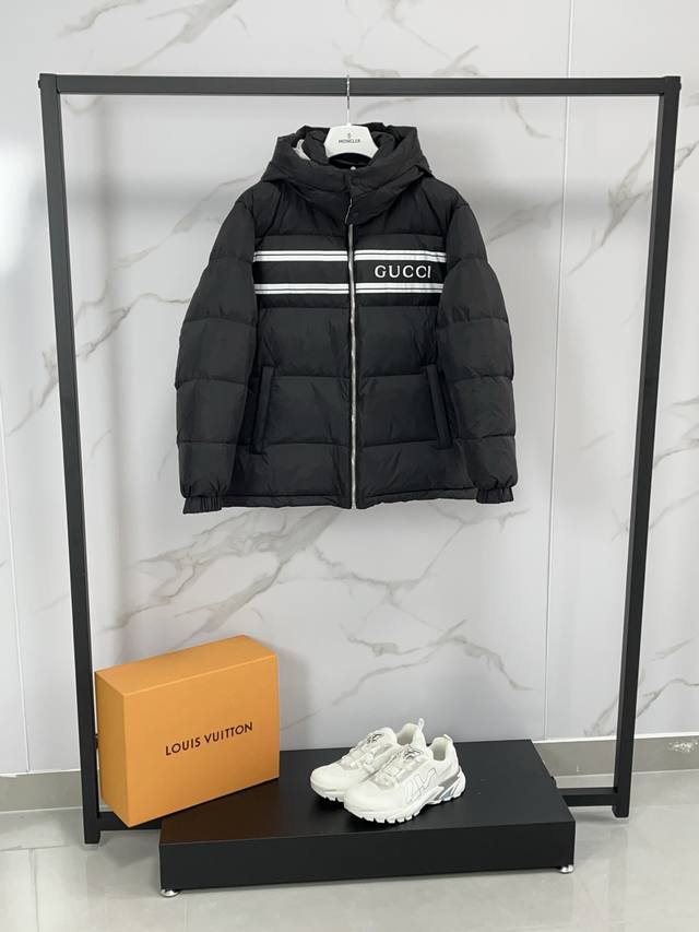 Gu*Ci 2025Fw 秋冬新款 连帽长袖拉链羽绒服 可拆卸帽子细节 加厚加绒款式 白色条纹点缀前胸 品牌字母Logo花纹图案 简单设计款式 衣袖下摆松紧带