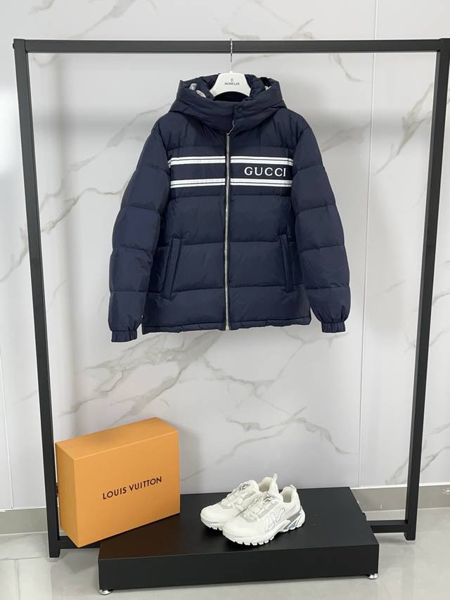 Gu*Ci Fw 秋冬新款 连帽长袖拉链羽绒服 可拆卸帽子细节 加厚加绒款式 白色条纹点缀前胸 品牌字母Logo花纹图案 简单设计款式 衣袖下摆松紧带 经典版型
