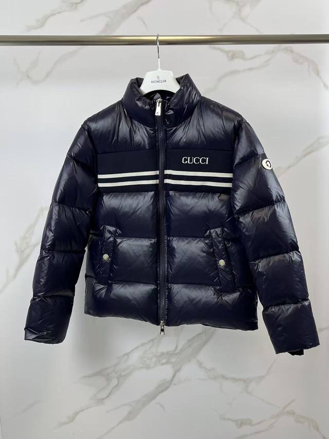 爆款2540秋冬新款羽绒服 原版1:1订制五金配件全进口原版定制 欢迎专柜对比 绝对的高品质 采用顶级90白鸭绒 超柔软 充羽量蓬松饱满 超级重工 面料做工杠杠