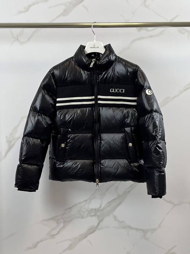 爆款2540秋冬新款羽绒服 原版1:1订制五金配件全进口原版定制 欢迎专柜对比 绝对的高品质 采用顶级90白鸭绒 超柔软 充羽量蓬松饱满 超级重工 面料做工杠杠