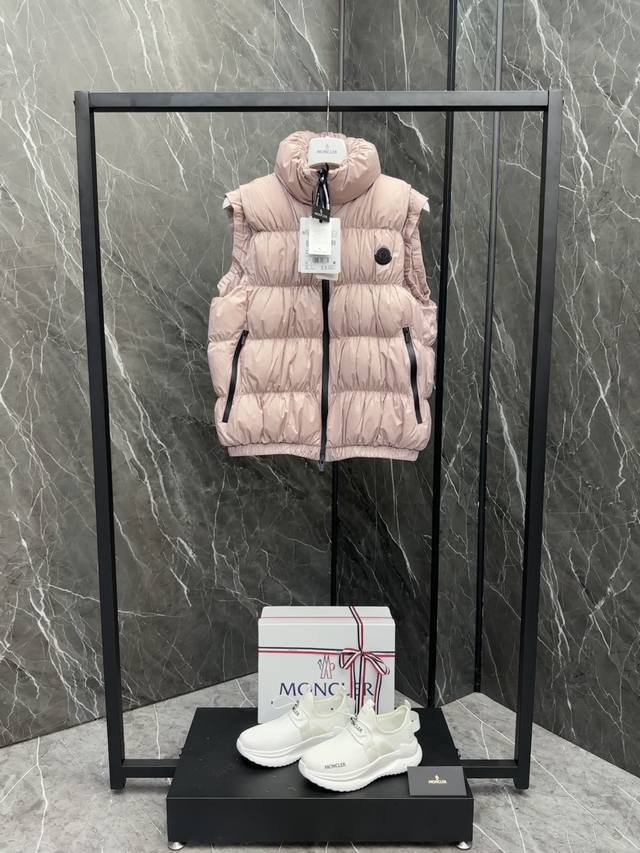 特级羽绒Moncler Apriate女士标识羽绒马甲.鹅绒填充.条码款号齐全,对应官网一致. Apriate女士短款羽绒马甲采用醒目褶裥设计，彰显现代优雅风范