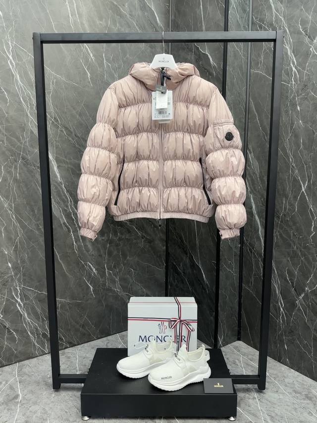 特级羽绒Moncler Medonte女士短款羽绒夹克外套.鹅绒填充.条码款号齐全.对应官网一致. Medonte女士短款羽绒夹克饰有褶裥，焕新演绎柔美设计。
