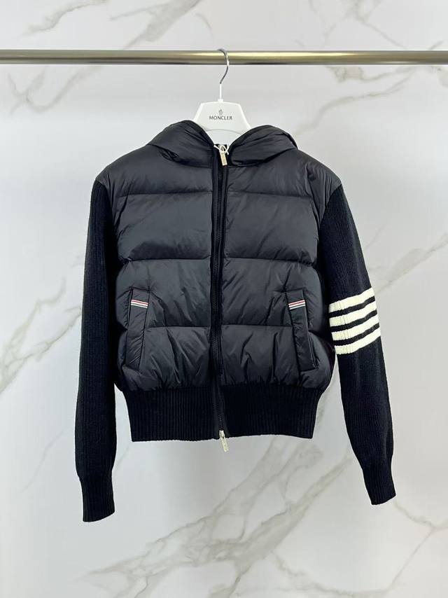 Thombrownet家针织拼接四条杠 带帽90白鸭绒羽绒服女款休闲学院风外 越简单就越好看 简约基础的版型 衣身整体采用横向压线工艺上身丝毫不臃肿袖子和帽子是