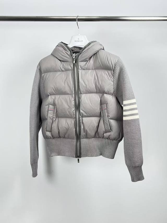 Thombrownet家针织拼接四条杠 带帽90白鸭绒羽绒服女款休闲学院风外 越简单就越好看 简约基础的版型 衣身整体采用横向压线工艺上身丝毫不臃肿袖子和帽子是