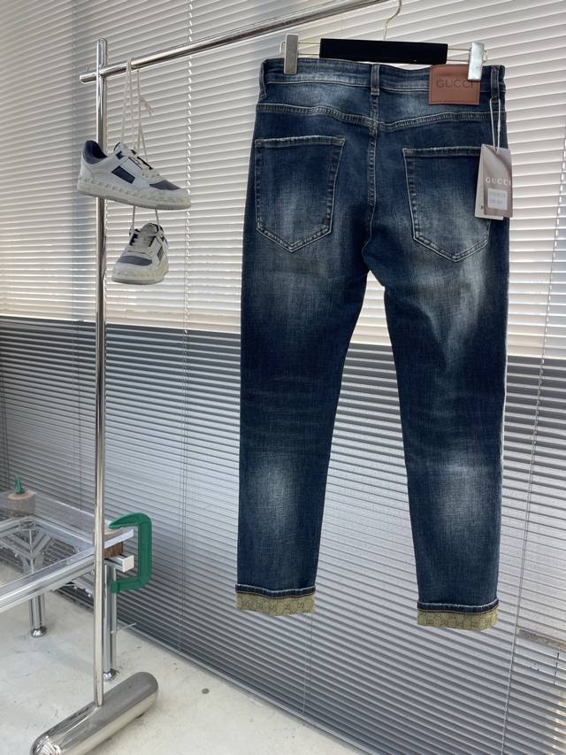 Gucc 25秋冬男士裤角卷边Logo丹宁牛仔裤，官宣画册海报穿搭款！ 客供高级进口的丹宁原色面料，特选日本冈山纯正13Oz 盎司牛仔布料，重磅环保植物酵素水洗