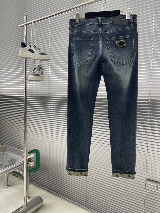 Dg 2025Fw男士水洗牛仔裤 贸易级别的代工品,数量极其稀少.精良精细的制作工艺程度已经达到极致效果 经典绝伦的款式,凸显身姿不紧绷.绝版裤型牛王.材质:“