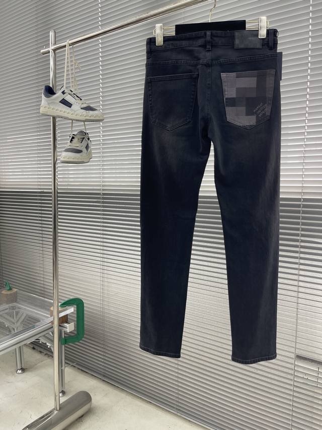 驴牌 25Fw新款牛仔裤 王者风范 后口袋1V+字母格子元素印花！ 非凡品质 好货不多说 你懂的修身贴腿版型 立体完美剪裁 无限彰显高挑身材。 码数：29-38