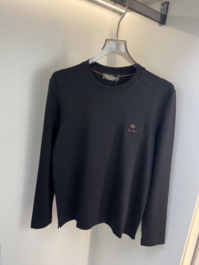 Loro piana25秋冬款长袖打底衫 Loro piana这款打底衫采用的款式基础圆领长袖打底衫，简约基础款，后领附有撞色即边织带；胸前绣有Loro pia