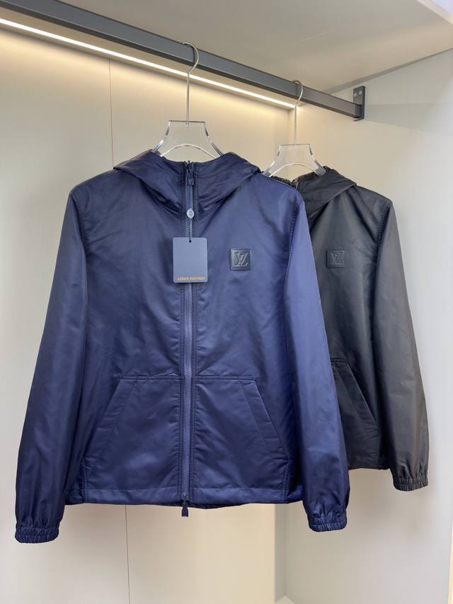 Louis Vuitton2025新款双面夹克 Lv这款外套采用经典翻领双面穿款式，简约干练，休闲等多种场合。整体短款版型，利落有型，可优化身材比例，展现男士硬