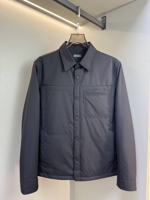 Zegna 2025新款翻领外套 Zegna这款外套采用经典衬衫版型，翻领设计简约干练，能修饰颈部线条，让穿着者看起来更精神干练。同时，翻领可在一定程度上抵御风