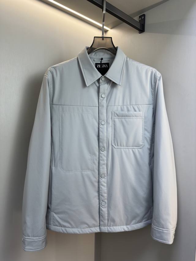 Zegna 2025新款翻领外套 Zegna这款外套采用经典衬衫版型，翻领设计简约干练，能修饰颈部线条，让穿着者看起来更精神干练。同时，翻领可在一定程度上抵御风