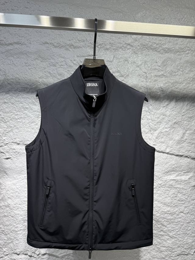 Zegna 2025新款立领马甲 Zegna这款外套整体为休闲版型，无袖设计增添了搭配的多样性，衣身线条流畅，给予身体充足活动空间，适配多元日常场景，简约利落，