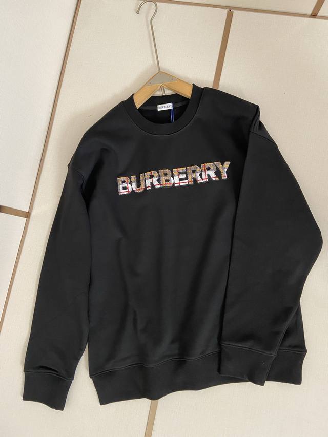 巴宝莉2025新款圆领卫衣，380克纯棉毛圈面料，高支高密精织精纺，手感厚实垂坠。德国专机定制牙刷绣，黑白双色，男女同款。S-Xxl，