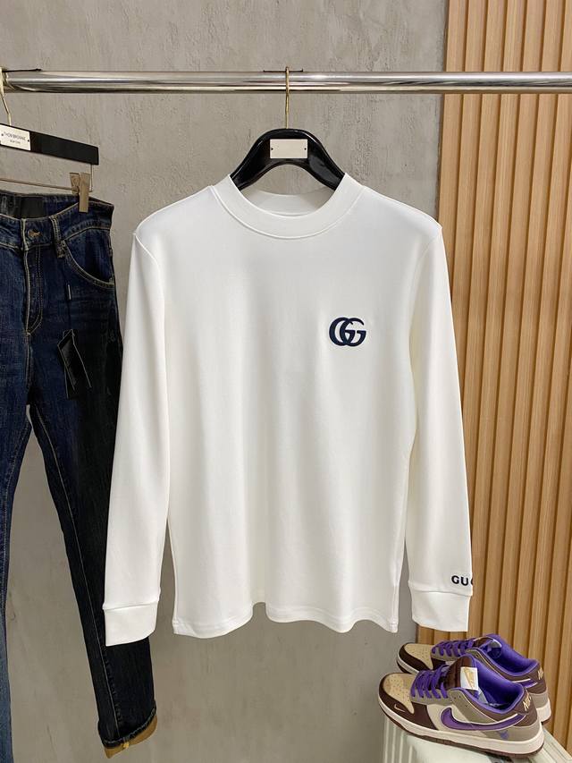 上新 古奇Gucci 2025秋冬专柜新款 时尚休闲打底衫长袖T恤，精选进口高密度双面拉架棉面料，底部绒毛婴儿般手感。精致原版Logo打造，舒适性与透气性兼优，
