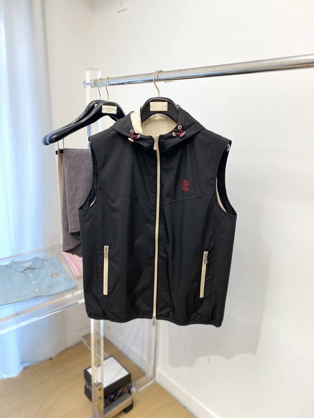 Brunello Cucinelli、2025新品夹克马甲外套，时尚帅气，简约百搭款，胸前精致刺绣图案Logo，定制原版面料，不仅挺括，保持潮流的廓形，又穿着舒