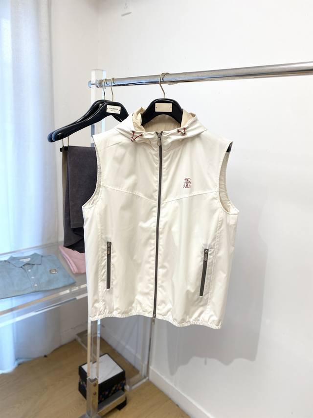 brunello Cucinelli、2025新品夹克马甲外套，时尚帅气，简约百搭款，胸前精致刺绣图案Logo，定制原版面料，不仅挺括，保持潮流的廓形，又穿着舒