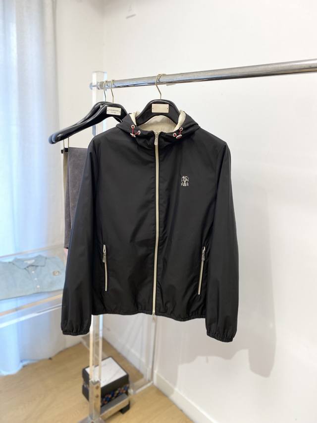 Brunello Cucinelli、2025新品夹克外套，时尚帅气，简约百搭款，胸前精致刺绣图案Logo，定制原版面料，不仅挺括，保持潮流的廓形，又穿着舒适，