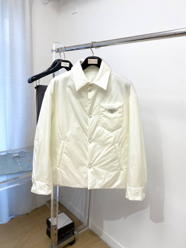 普拉达、2025新品夹克外套，时尚帅气，简约百搭款，胸前五金装饰三角标Logo，定制原版面料，不仅挺括，保持潮流的廓形，又穿着舒适，纱织更细腻，码数M-3Xl