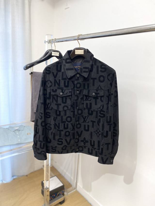 路易威登、2025新品夹克外套，时尚帅气，简约百搭款，顶级数码定位定织字母Logo，定制原版面料，不仅挺括，保持潮流的廓形，又穿着舒适，纱织更细腻，码数M-3X
