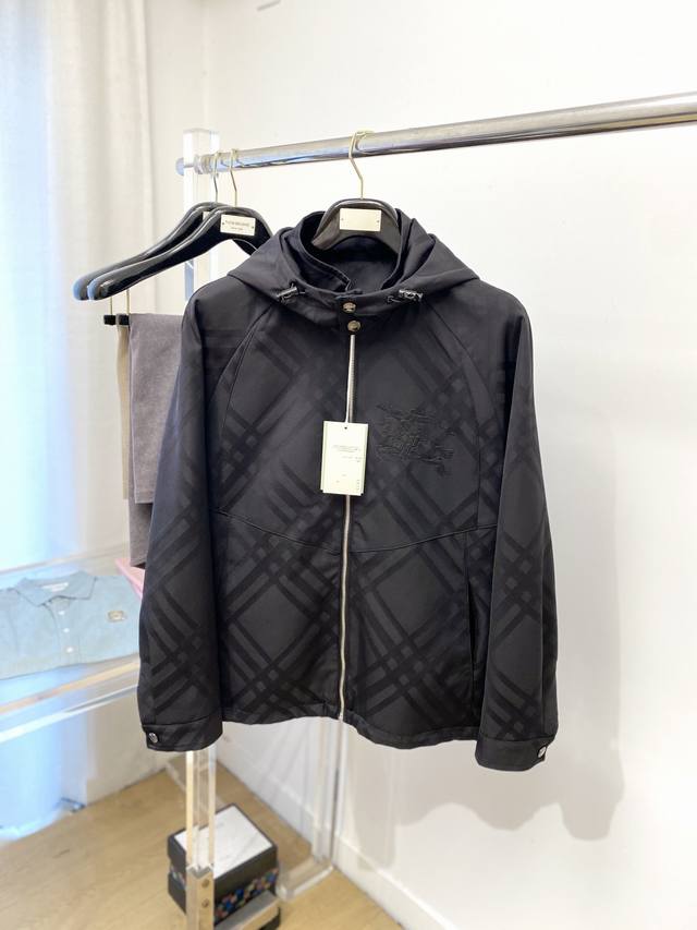 巴宝莉、2025新品夹克外套，时尚帅气，胸前精致刺绣图案Logo，简约百搭款，定制原版面料，不仅挺括，保持潮流的廓形，又穿着舒适，纱织更细腻，码数M-3Xl X