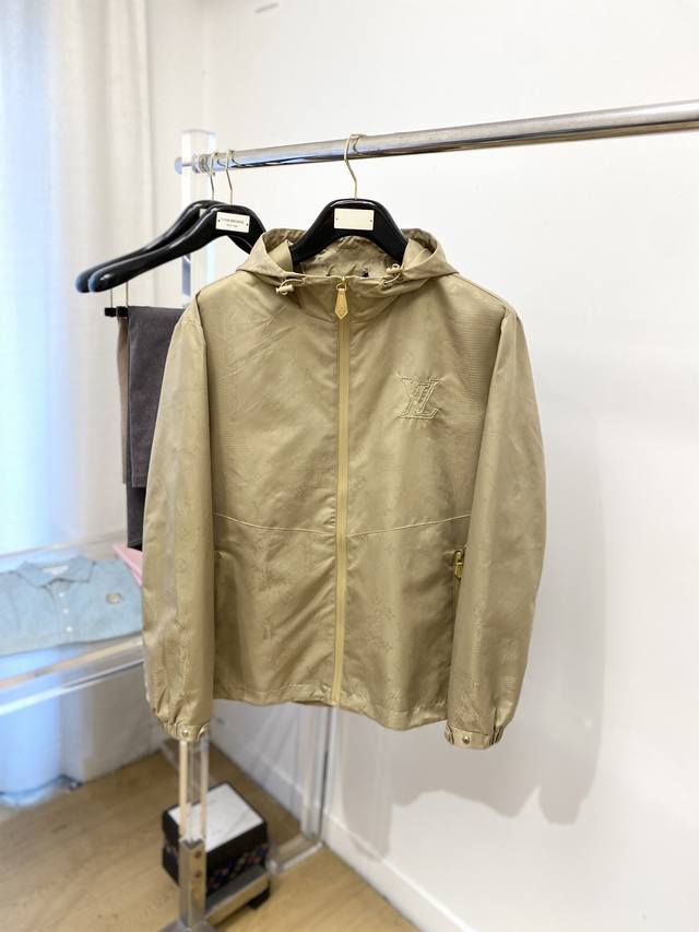 路易威登、2025新品夹克外套，时尚帅气，胸前精致刺绣字母Logo，简约百搭款，定制原版面料，不仅挺括，保持潮流的廓形，又穿着舒适，纱织更细腻，码数M-3Xl