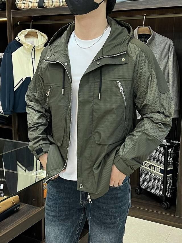 主推 Lv 2025Ss早秋新款发布驴牌连帽夹克外套，秋季爆款夹薄棉夹克，提花拼接款字母Logo刺绣款穿上就是舒适自在又显瘦的存在，慵懒而随性，结合干净简单的色