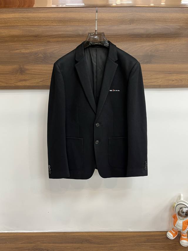 主推 Kiton 2015Ss早秋新款发布Kiton西装外套，秋季爆款西装外套，羊毛面料西装外套，穿上就是舒适自在又显瘦的存在，慵懒而随性，结合干净简单的色系就