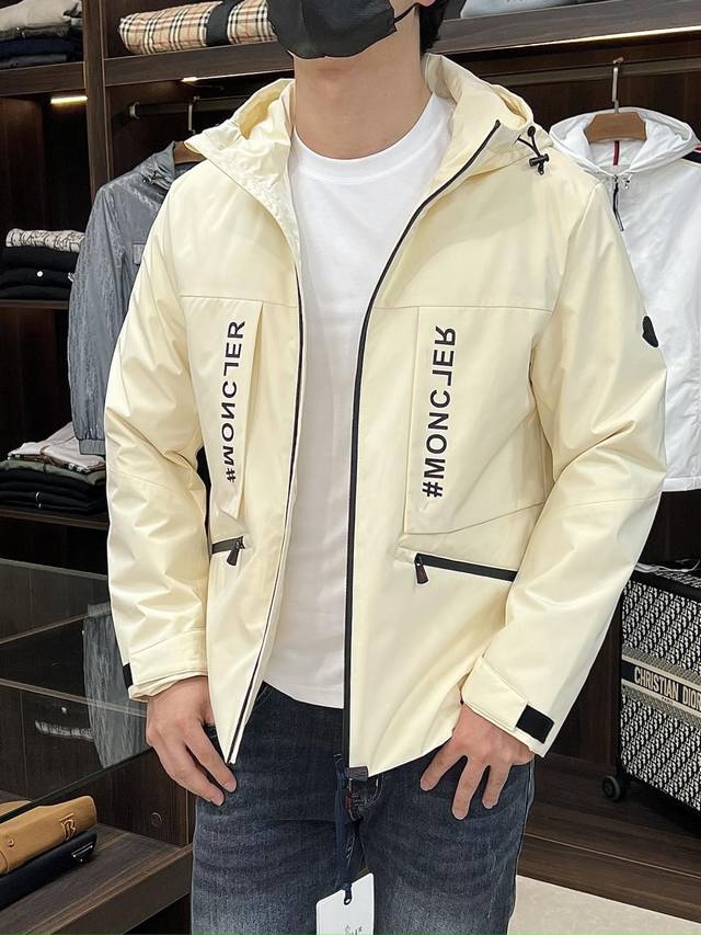 主推 Moncler 2025Ss早秋新款发布蒙口连帽夹克外套，字母Logo印花，秋季爆款外套，颗粒绒面料穿上就是舒适自在又显瘦的存在，慵懒而随性，结合干净简单