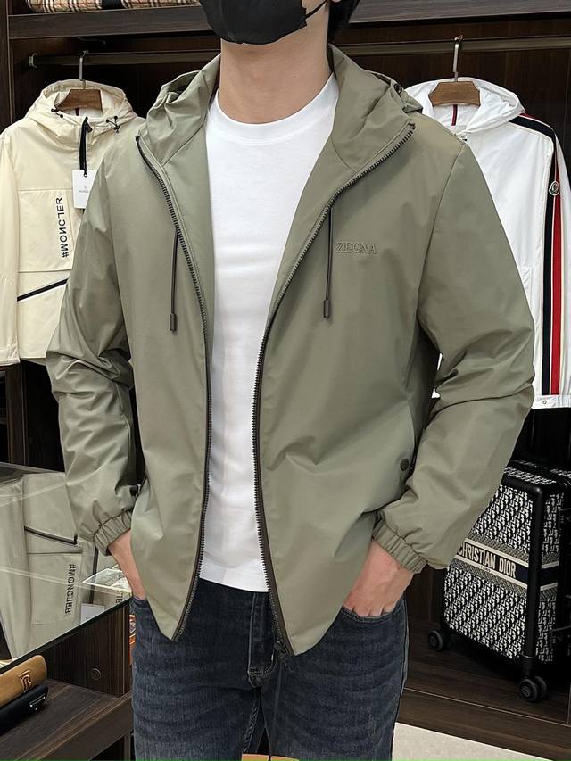 主推 Zegna 2025Ss早秋新款发布杰尼亚连帽夹克外套，字母Logo刺绣，秋季爆款外套，颗粒绒面料穿上就是舒适自在又显瘦的存在，慵懒而随性，结合干净简单的