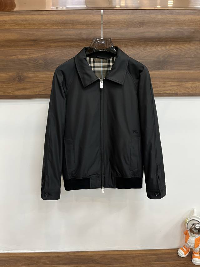 主推 Burberry 2025Ss早秋新款发布巴宝莉翻领棉衣夹克外套，秋季爆款夹薄棉夹克外套，中格子内里，胸口战马Logo刺绣款夹克外套，穿上就是舒适自在又显