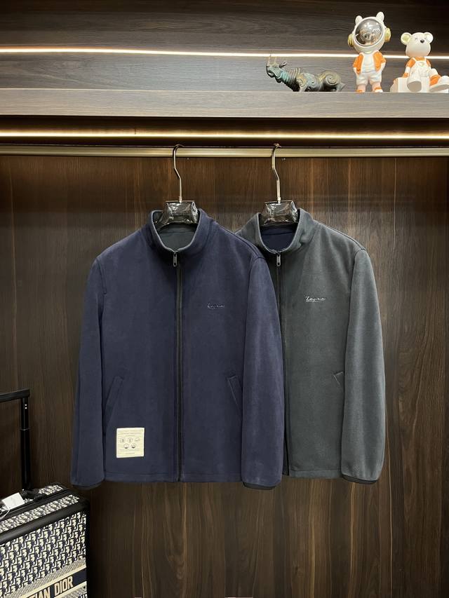 主推 Zegna 2025Ss早秋新款发布杰尼亚立领夹克外套，秋季爆款夹克外套，羊羔绒面料搭配胸口和领子字母Logo刺绣设计穿上就是舒适自在又显瘦的存在，慵懒而