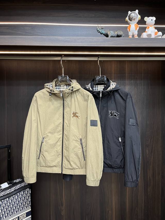 主推 Burberry 2025Ss早秋新款发布巴宝莉连帽夹克外套，秋季爆款棉衣夹克外套，背后新款Logo印花搭配上臂字母胶牌设计，双侧拉链口袋搭配胸战马Log
