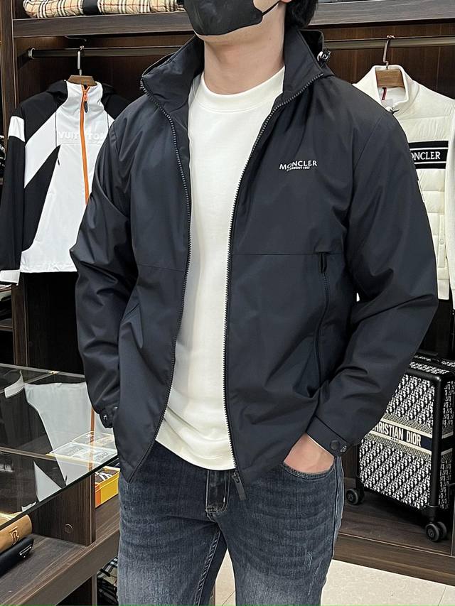主推 Moncler 2025Ss早秋新款发布蒙口连帽夹克外套，秋季爆款夹薄棉夹克外套，字母Logo印花设计夹克外套，穿上就是舒适自在又显瘦的存在，慵懒而随性，