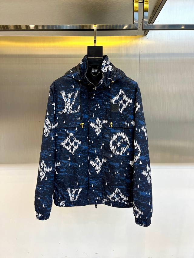 LV威登、 25Fw秋冬男士大衣外套Monogram印花轻质调节帽新款薄棉。风衣上点缀着充满夏日气息的印花Monogram Regatta图案，在蓝色波浪的背景
