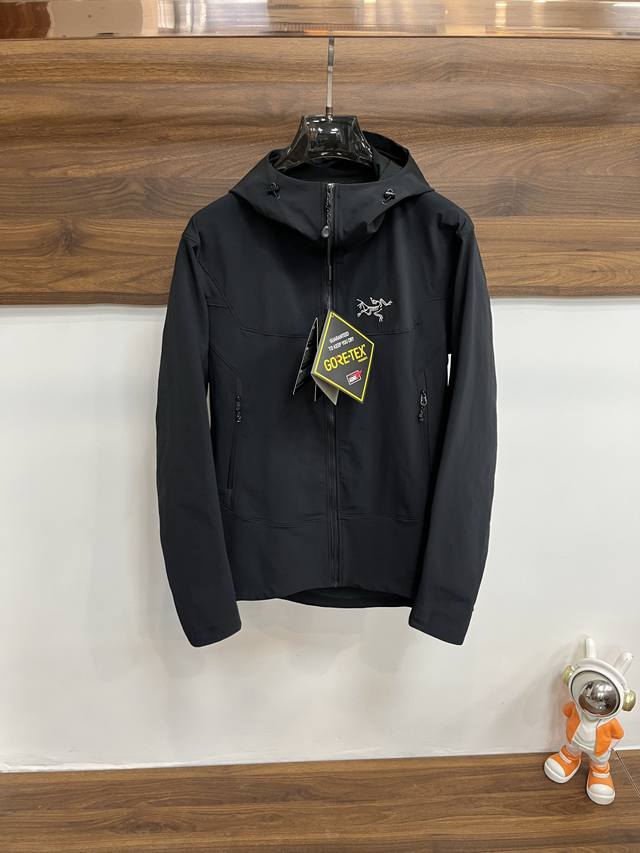 主推 Arcteryx 25Ss新款运动服始祖鸟连帽夹克采用再生尼龙面料制作而成，运动户外速干休闲外套，款式非常独特新颖，档次感超赞，上身效果巨好看，强烈推荐！