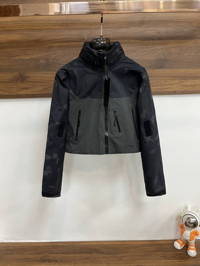 主推 始祖鸟 25Ss新款运动服始祖鸟连帽夹克采用再生尼龙面料制作而成，运动户外速干休闲外套，款式非常独特新颖，档次感超赞，上身效果巨好看，强烈推荐！ 码数：X