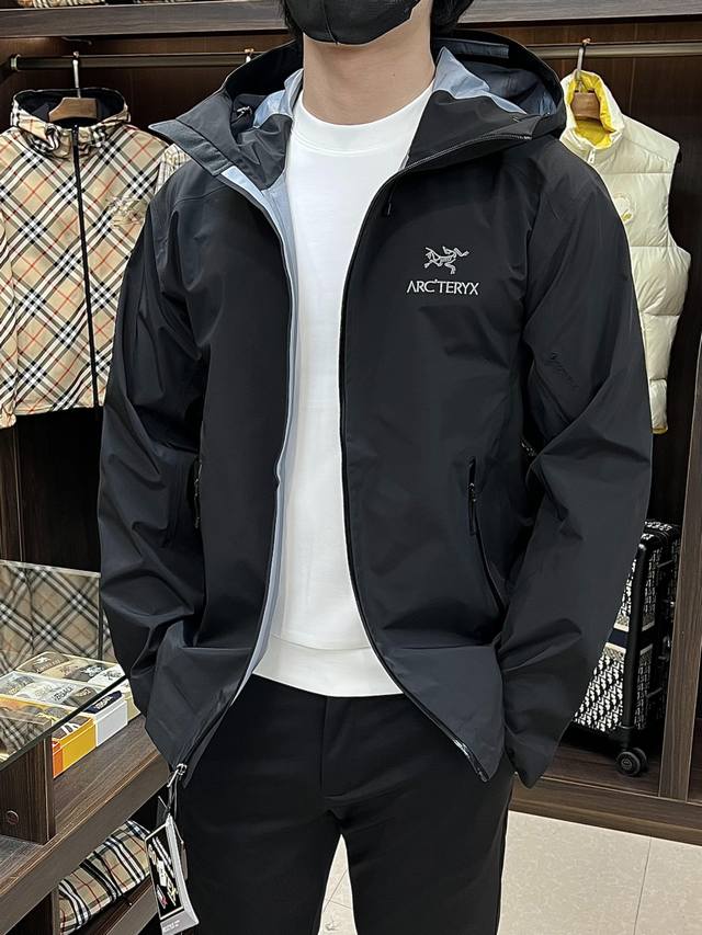 主推 Arcteryx 25Ss新款运动服始祖鸟连帽夹克采用再生尼龙面料制作而成，运动户外速干休闲外套，款式非常独特新颖，档次感超赞，上身效果巨好看，强烈推荐！