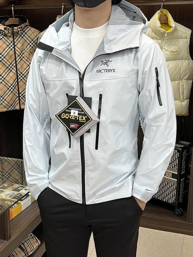 主推 Arcteryx 25Ss新款运动服始祖鸟连帽夹克采用再生尼龙面料制作而成，运动户外速干休闲外套，款式非常独特新颖，档次感超赞，上身效果巨好看，强烈推荐！