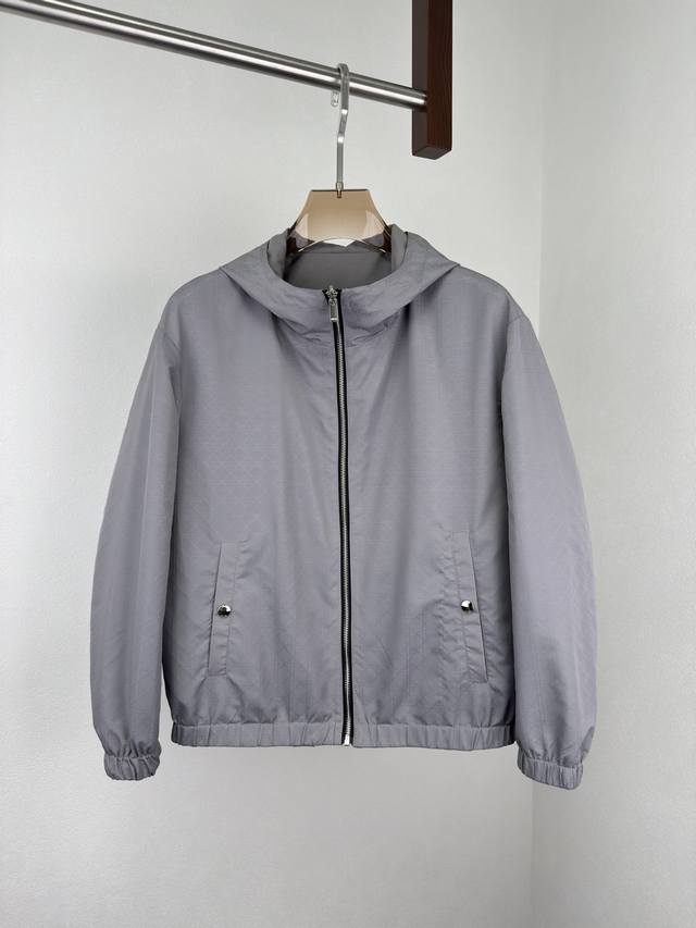 Dior迪奥25秋冬新品，双面穿连帽夹克。经典与创新的双重美学演绎。当经典与先锋碰撞，匠心工艺诠释奢华内核，每一处细节皆是品牌语言的诗意表达。 A面：胸前刺绣D